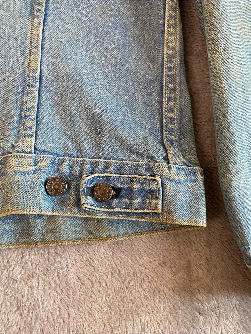 VTG Levi's Light-Wash Denim Trucker Jacket Sz 44 Red Tab 80s-90s Distressed Worn